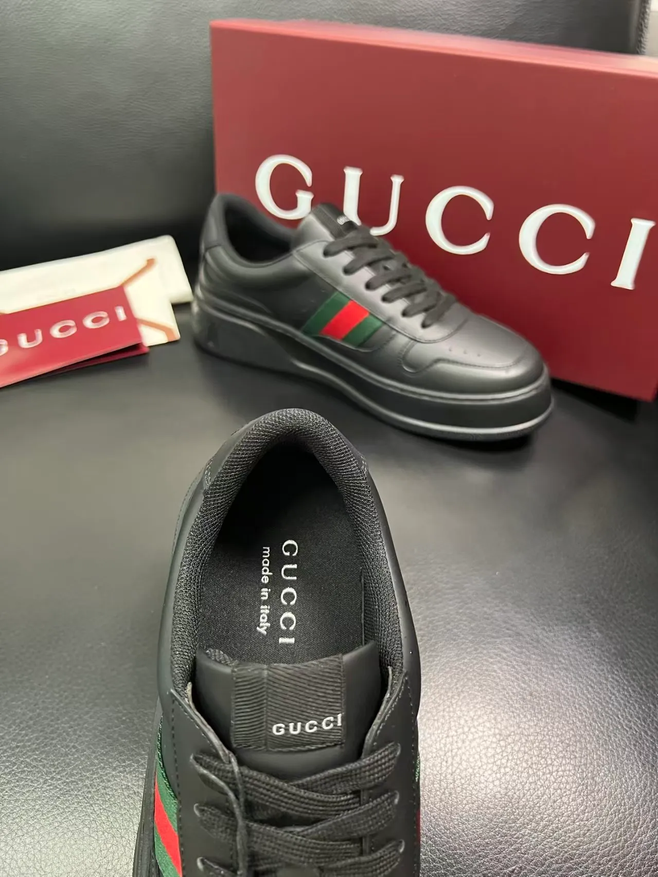 P420 new men's shoes GUCCI [Lightning] latest shoes are shipped. Original quality, fashionable, special materials, inner mesh, brand new packaging. The foot feels super comfortable and the workmanship is impeccable. Size: 38-45